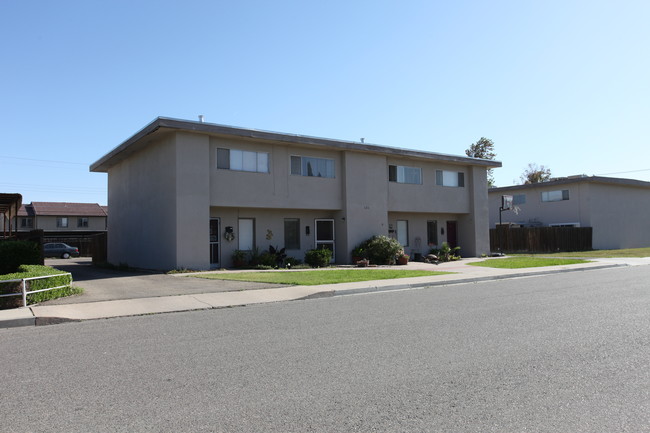 1210 Cypress Ln in Lemoore, CA - Foto de edificio - Building Photo