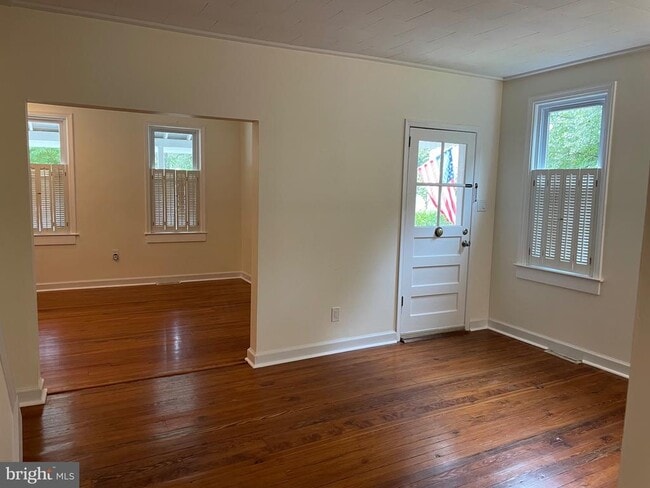 301 E Linden St in Moorestown, NJ - Foto de edificio - Building Photo