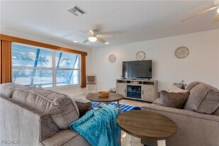 2790 Teal Ct in Saint James City, FL - Building Photo