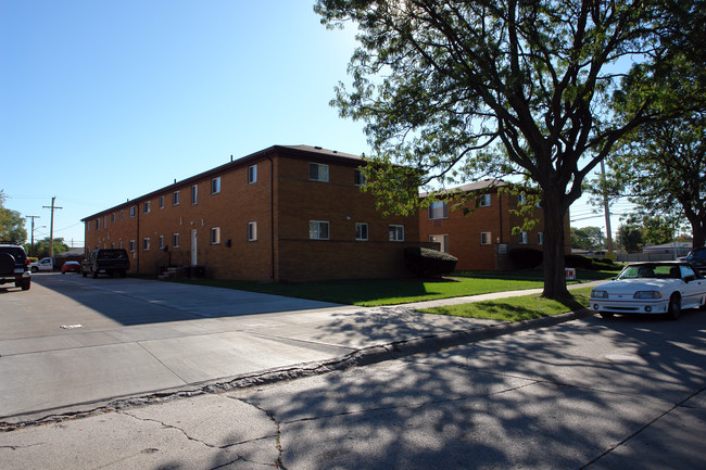 Tech Plaza in Warren, MI - Foto de edificio - Building Photo