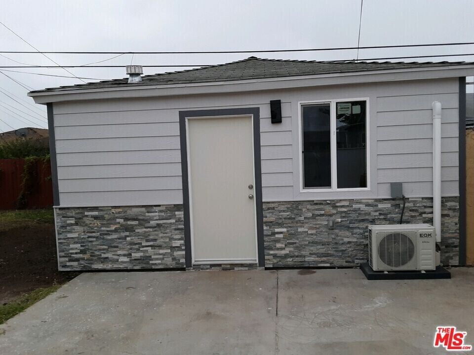 1444 W 112th St in Los Angeles, CA - Building Photo