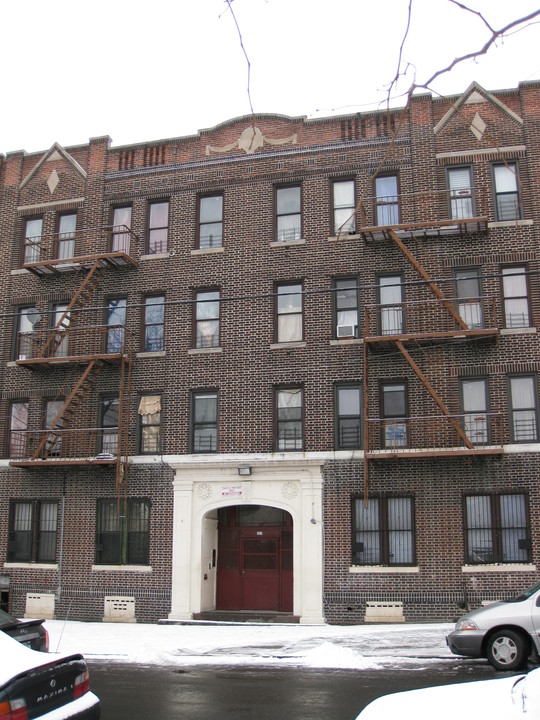 351 Howard Ave in Brooklyn, NY - Building Photo