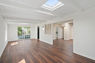 7720 Cherrystone Ave in Panorama City, CA - Foto de edificio - Building Photo