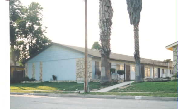 2084 Sunrise Ln in San Bernardino, CA - Foto de edificio