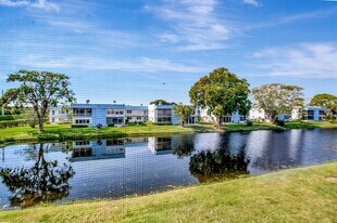 365 Saxony Ln in Delray Beach, FL - Building Photo