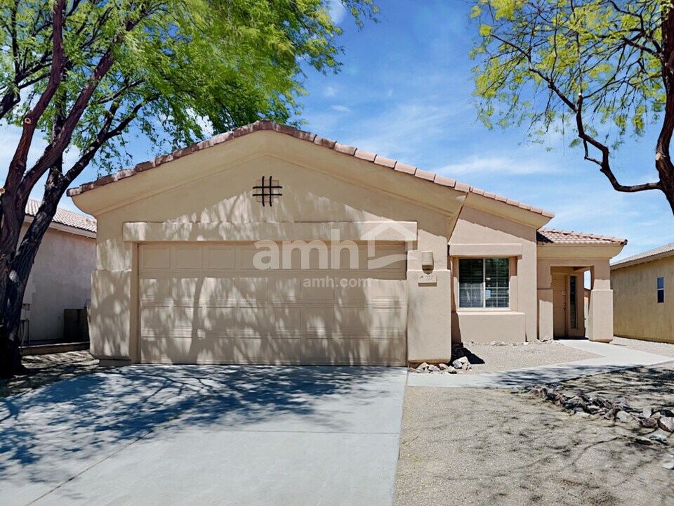 327 E Calle CERITA in Green Valley, AZ - Building Photo