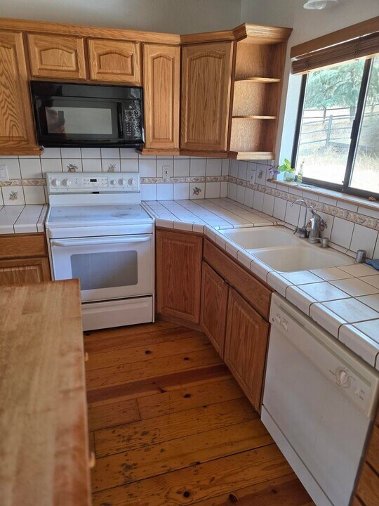 28400 Cumberland Rd in Tehachapi, CA - Building Photo