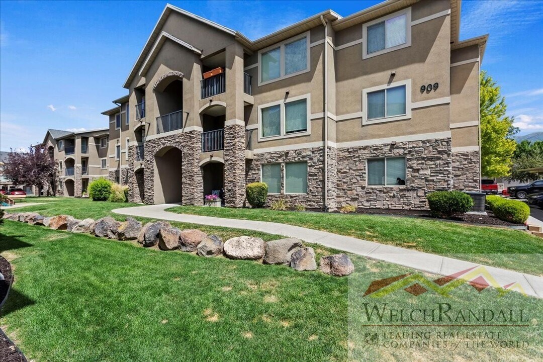 909 S Main St in Layton, UT - Building Photo