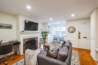 605 E St SE, Unit B in Washington, DC - Foto de edificio - Building Photo