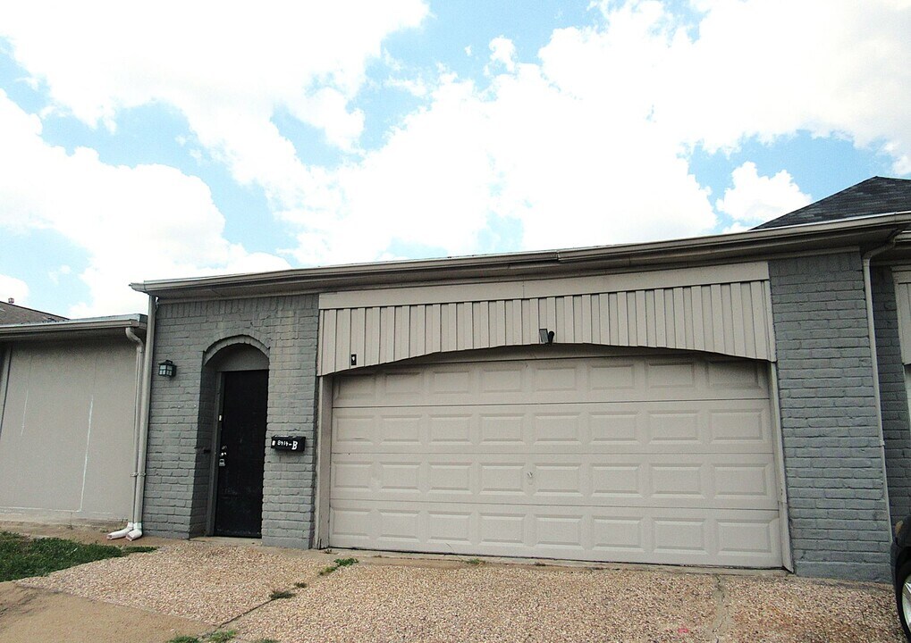 8414 Beechnut St in Houston, TX - Building Photo