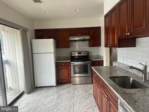 32 Dudley Ct in Bethesda, MD - Building Photo - Building Photo