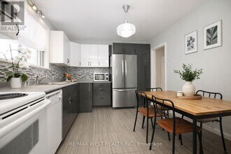 15 Hamlyn Crescent in Toronto, ON - Building Photo - Building Photo