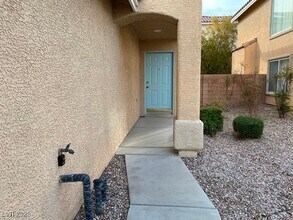 561 Poplar Leaf St in Las Vegas, NV - Foto de edificio - Building Photo