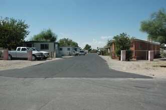 Sahuaro Mobile Home Park in Tucson, AZ - Foto de edificio - Building Photo