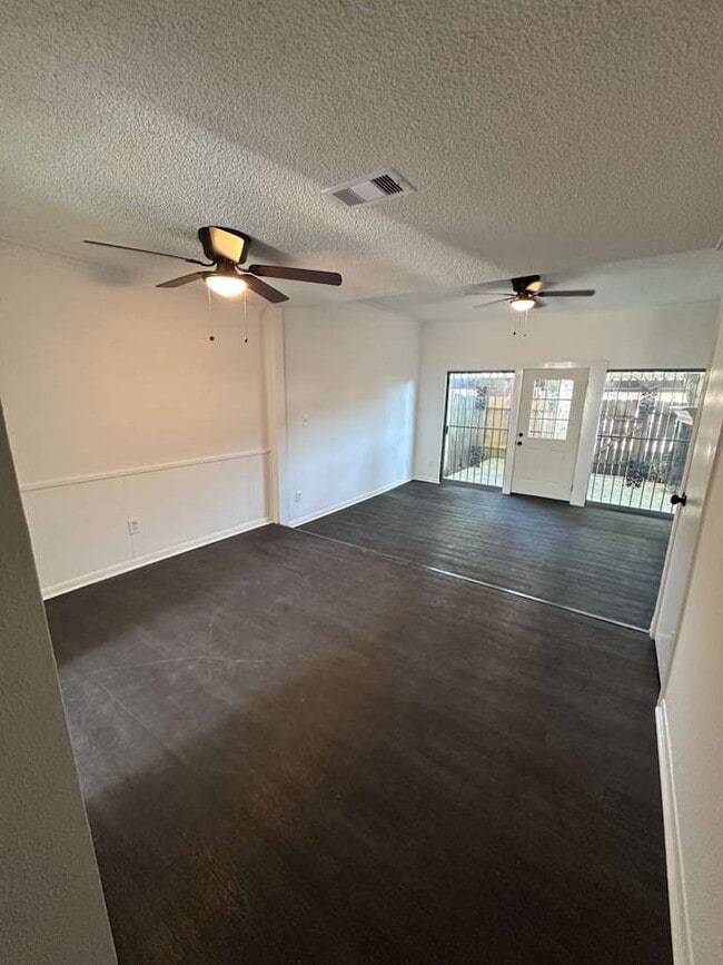 7700 Creekbend Dr, Unit 124 in Houston, TX - Building Photo - Building Photo