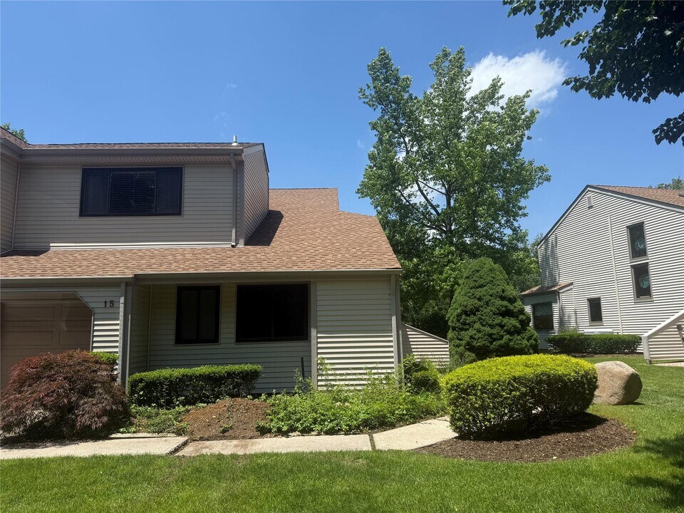 15 Lakeridge Dr in Huntington, NY - Foto de edificio