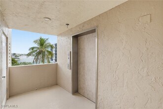 10475 Gulf Shore Dr in Naples, FL - Foto de edificio - Building Photo