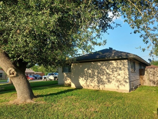 property at 1401 Glenmore Dr