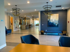 Water's Edge Apartment Homes in Miami, FL - Foto de edificio - Building Photo