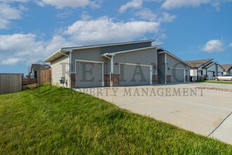 5281 N Toben Ct in Bel Aire, KS - Building Photo - Building Photo