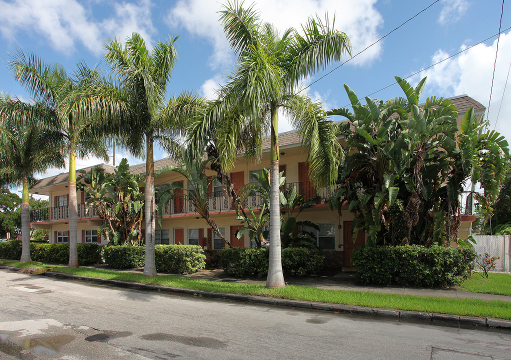 Royal Palm Apartments in Hollywood, FL - Building Photo