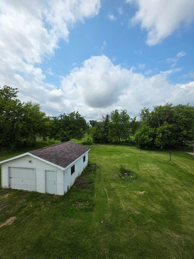 W6895 Main St, Unit Upper 4 Bed in Van Dyne, WI - Foto de edificio - Building Photo