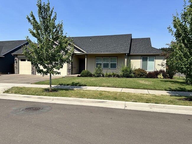 823 Riley Dr NE in Silverton, OR - Building Photo - Building Photo