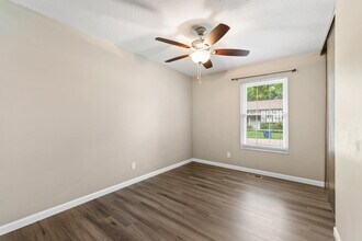 2406 Village Glen Ct in Maryland Heights, MO - Building Photo - Building Photo