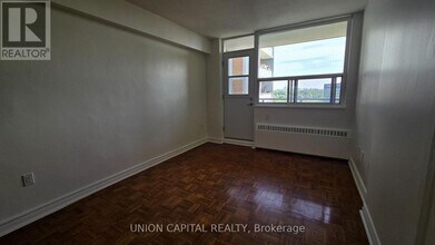 407-230-2230 Oak St in Toronto, ON - Building Photo - Building Photo