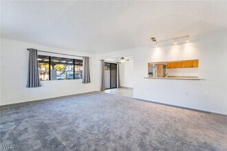 1024 Willow Tree Dr in Las Vegas, NV - Building Photo - Building Photo