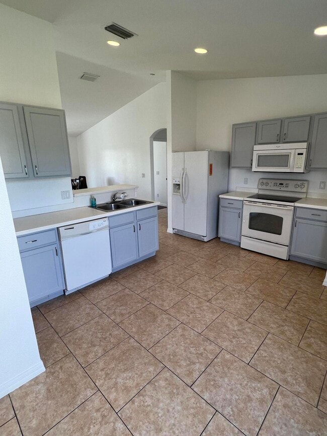 2152 SW Best St in Port St. Lucie, FL - Foto de edificio - Building Photo