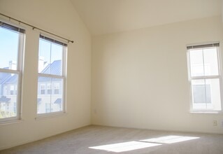 205 Town Green Ln in Foster City, CA - Foto de edificio - Building Photo