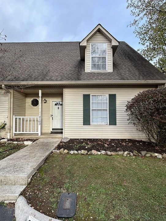 2103 Creekside Way in Jefferson City, TN - Foto de edificio