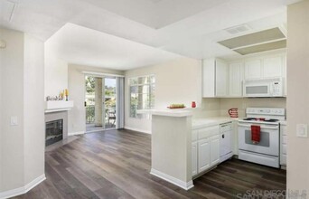 2250 Camino De La Reina in San Diego, CA - Building Photo - Building Photo