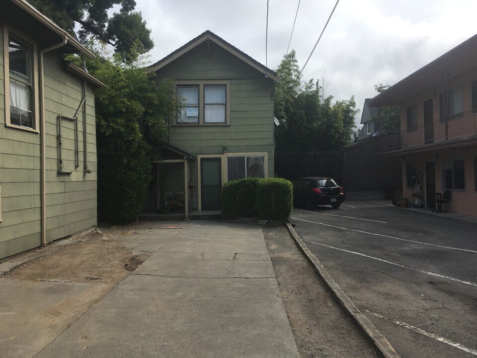 30 Yosemite Ave in Oakland, CA - Building Photo