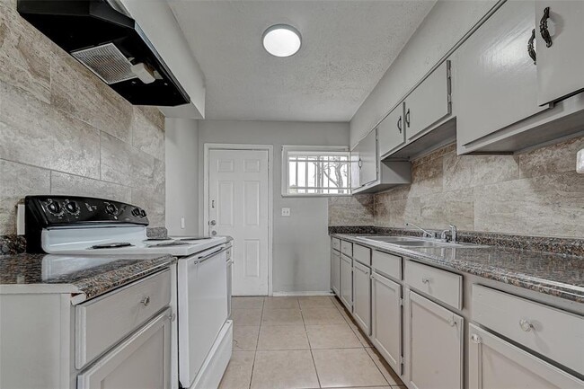 9709 Fairland Dr in Houston, TX - Building Photo - Building Photo