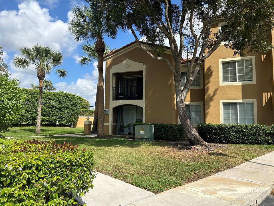 7920 N Nob Hill Rd in Tamarac, FL - Building Photo