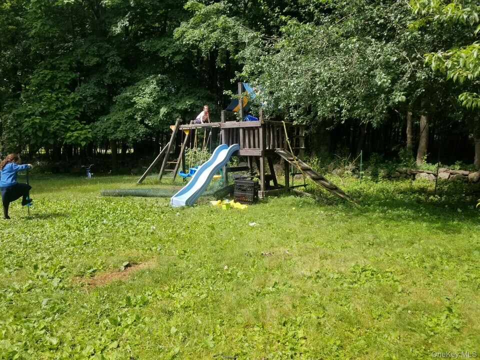 7 Merriewold Ln S in Monroe, NY - Building Photo