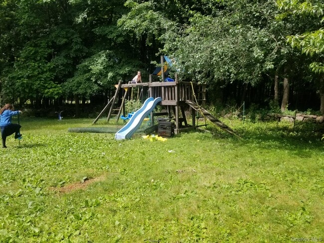 property at 7 Merriewold Ln S