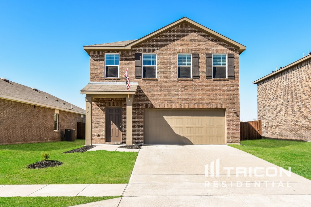 6121 Harrah Ln in Heath, TX - Building Photo