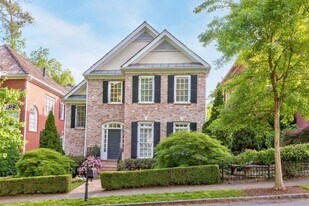 704 Longleaf Dr NE in Atlanta, GA - Building Photo
