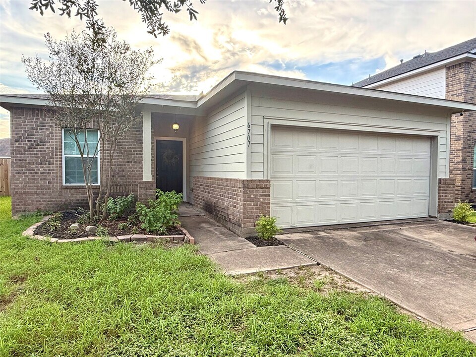 6707 Enchanted Crest Dr in Katy, TX - Foto de edificio