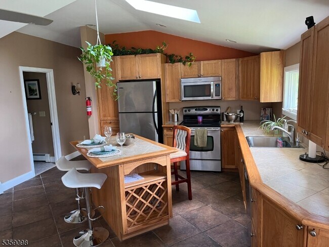 139 W Shore Trail in Sparta, NJ - Building Photo - Building Photo