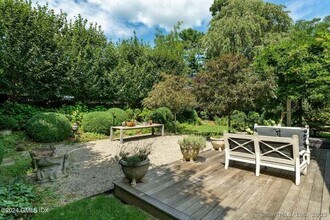 35 Park Ave in Greenwich, CT - Building Photo - Building Photo