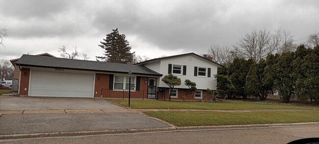 6601 Deerpath Ln