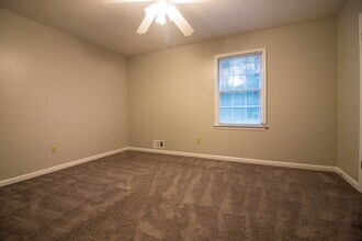 617 Palm St in Holly Springs, GA - Foto de edificio - Building Photo