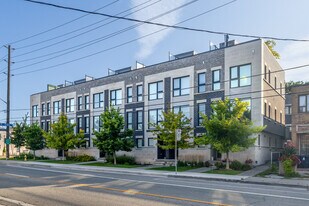 425 Royal York Rd in Toronto, ON - Building Photo