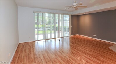 5823 Cove Cir in Naples, FL - Foto de edificio - Building Photo