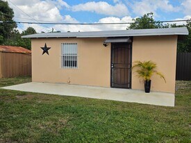 585 NW 117th St in Miami, FL - Building Photo