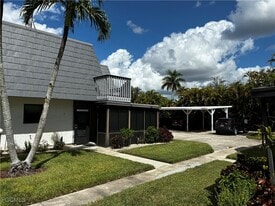 16021 Amberwood Lake Ct in Ft. Myers, FL - Building Photo